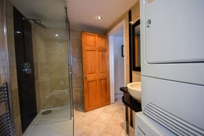 Apartamento | Banheiro | Chuveiro, produtos de toalete grátis, secador de cabelo