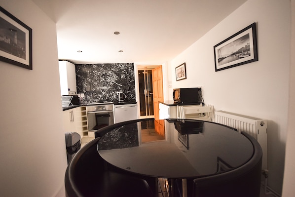Apartment | Eigene Küche | Kühlschrank, Mikrowelle, Ofen, Herdplatte