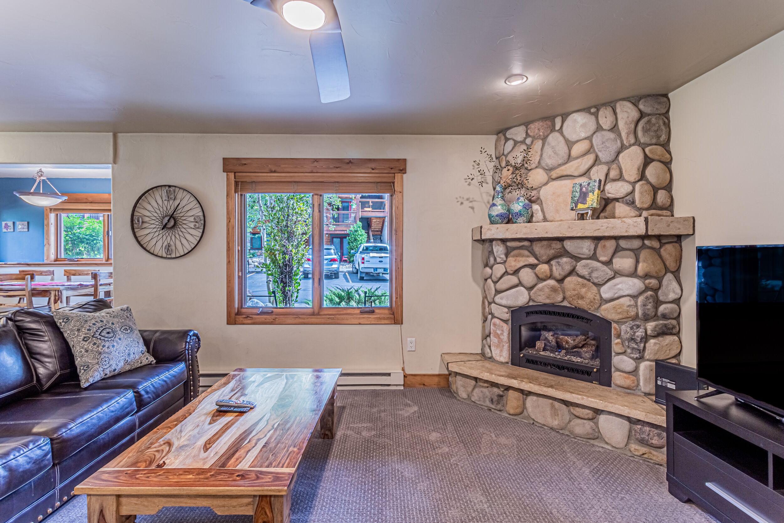 Mountain and Downtown Sweet Spot with Private Garage