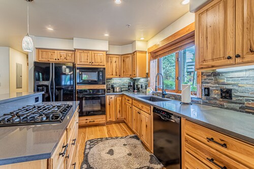 Relaxed Comfort in a Prime Location – The Pines at Ore House!