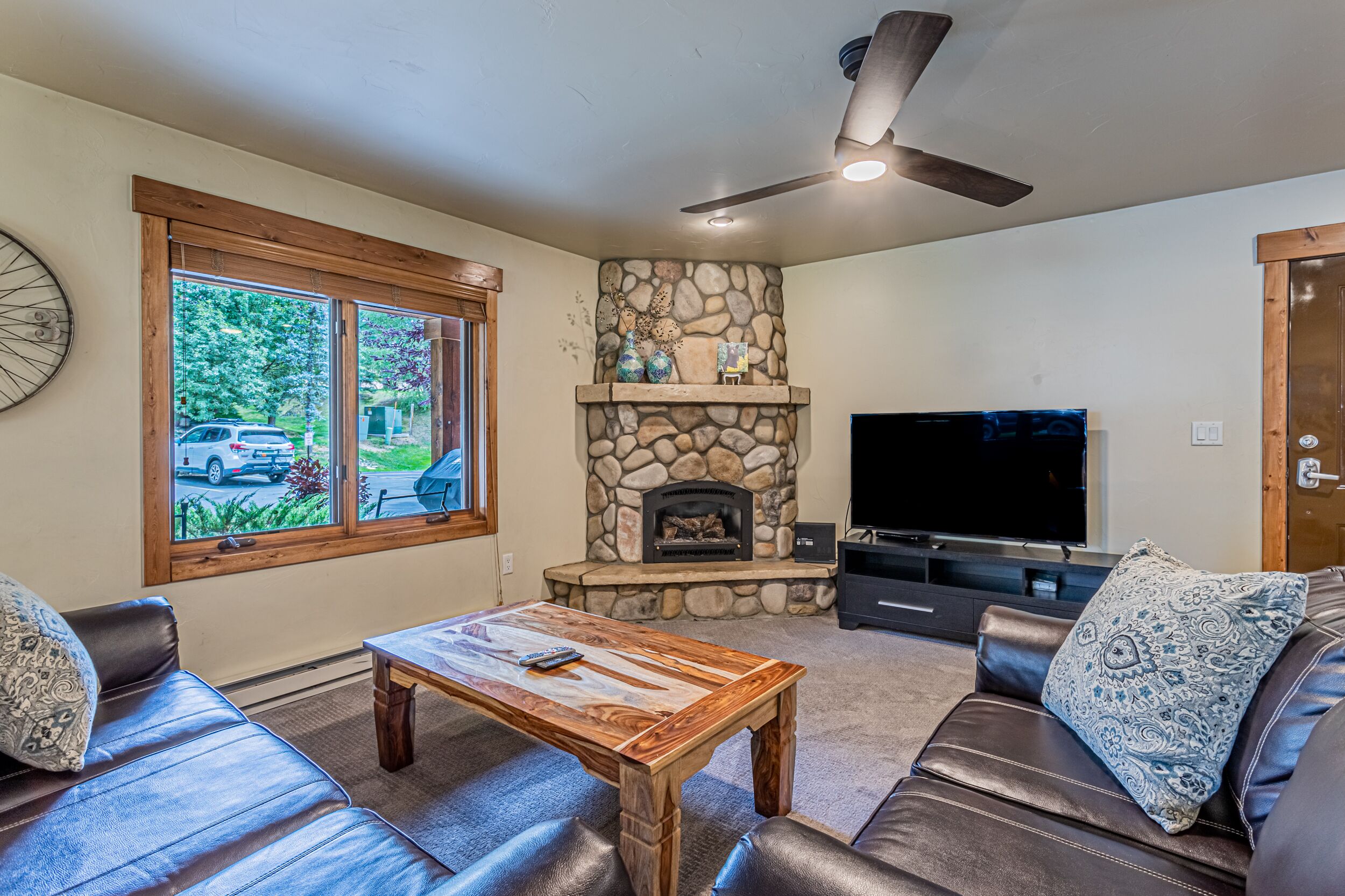 Mountain and Downtown Sweet Spot with Private Garage