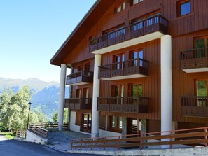 Exterior - Spacious 3-bedroom, ski-in/ski-out with parking and wifi (Courchevel 1550)