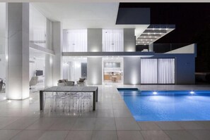 Una piscina al aire libre