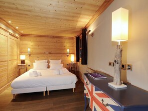 5 bedrooms, free WiFi, bed sheets - Charming Village Chalet in Courchevel Le Praz - 6 Bedrooms, Sauna, Ski-In/Ski-Out (Courchevel)