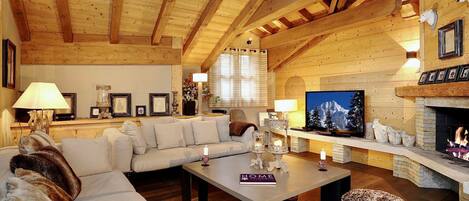 Televisie en een open haard