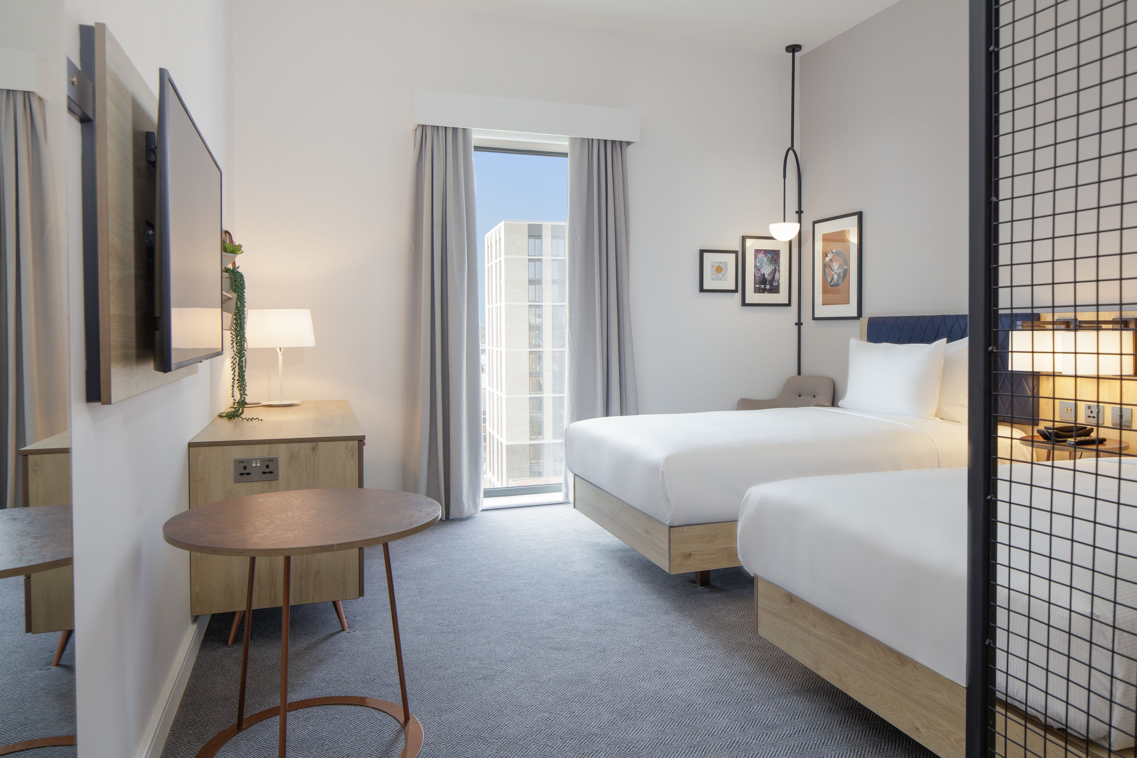 Standard Twin Room | Peti besi dalam bilik, ruang kerja komputer riba 