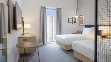 Standard Twin Room | Peti besi dalam bilik, ruang kerja komputer riba