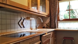 Cafetera/tetera, refrigerador, horno, placa de cocina