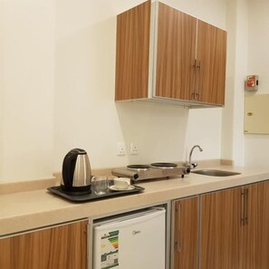 Basic-Apartment | Eigene Kochnische | Kühlschrank, Herdplatte, Wasserkocher, Kochgeschirr/Geschirr/Besteck