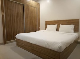 1 habitación, ropa de cama hipoalergénica y escritorio