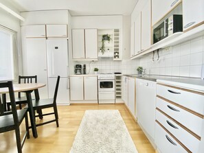 City Apartment | Private kitchen | Full-size fridge, microwave, oven, stovetop - City Home Finland Laukontori (Tampere)