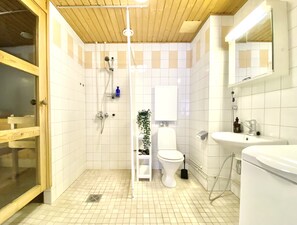 Appartement Ville | Salle de bain | Douche, serviettes fournies, savon, papier de toilette