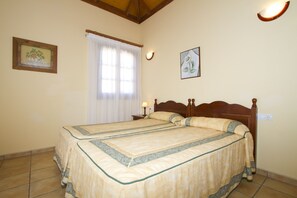 2 chambres, coffres-forts dans les chambres, fer et planche à repasser