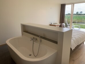 Deluxe Room | Deep-soaking bathtub