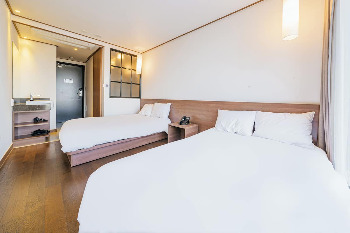 Habitación familiar doble, 2 camas dobles, no fumadores | Edredones de plumas, escritorio, espacio para trabajar con un portátil