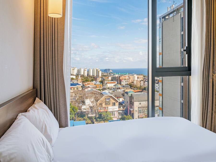 Premium Ocean Double, Ocean View, Non Smoking | Edredones de plumas, escritorio, espacio para trabajar con un portátil