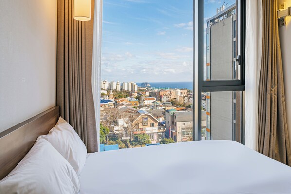 Premium Ocean Double, Ocean View, Non Smoking | Dundyner, skrivebord, skrivebord for bærbar PC og blendingsgardiner