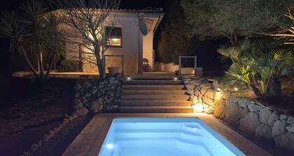 Lichtdurchflutet!Atemberaubende Aussicht!Erfrischender Pool!WIFI!Ruhe garantiert
