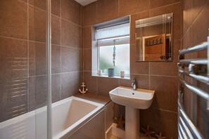 Chuveiro, secador de cabelo, toalhas de banho, sabonete