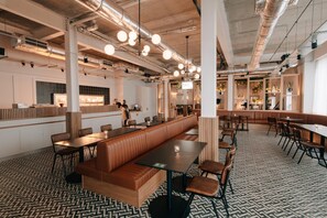 供應早餐、午餐及晚餐