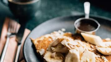 Daily cooked-to-order breakfast (GBP 15.00 per person)