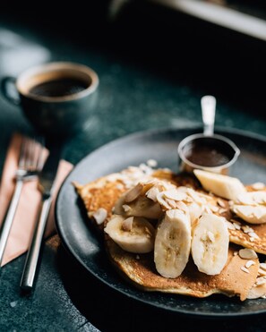فطور مطهو حسب الطلب يوميًا بتكلفة قدرها (15.00 GBP للشخص)