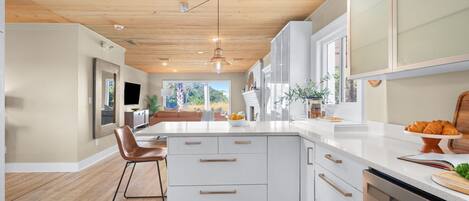 Frigorífic, microones, forn i placa de cuina