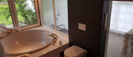 Séchoir à cheveux, serviettes fournies, savon, shampooing