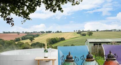 NEW Barn Conversion. Idyllic and unspoiled views complete with Hot Tub & Fire