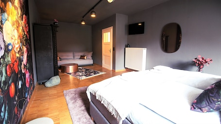 1 habitación, muebles diferentes y tabla de planchar con plancha