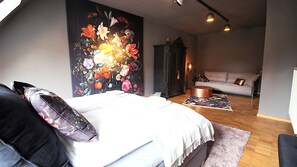 Grand Room (The George 32) | 1 bedroom, individually furnished, iron/ironing board, travel cot - The George Rooms - Boutiquehotel Style (Würzburg)