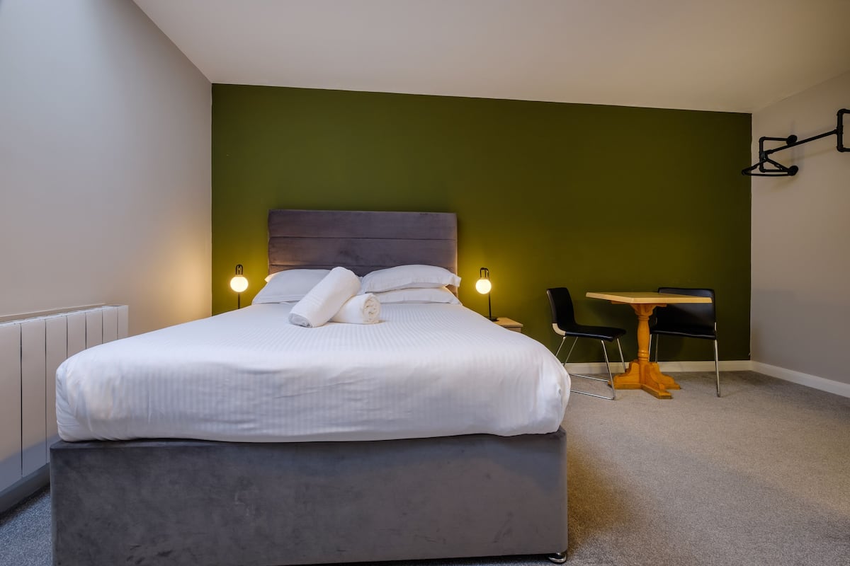 Standaard tweepersoonskamer | Een laptopwerkplek, gratis wifi, beddengoed