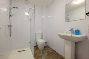 Shower, rainfall showerhead, free toiletries, towels