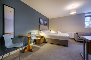 Superior Double Room | Laptop workspace, free WiFi, bed sheets - Station Lodge (Windermere)