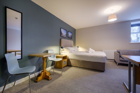 Espacio para trabajar con laptop, wifi gratis y ropa de cama