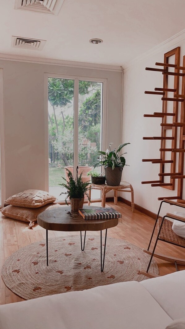 5 bedrooms, iron/ironing board, WiFi, bed sheets - Impeccable 5 Beds Villa in Dubai (Dubai)