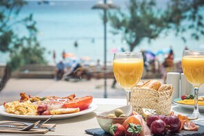 Desayuno buffet todos los días (con cargo)