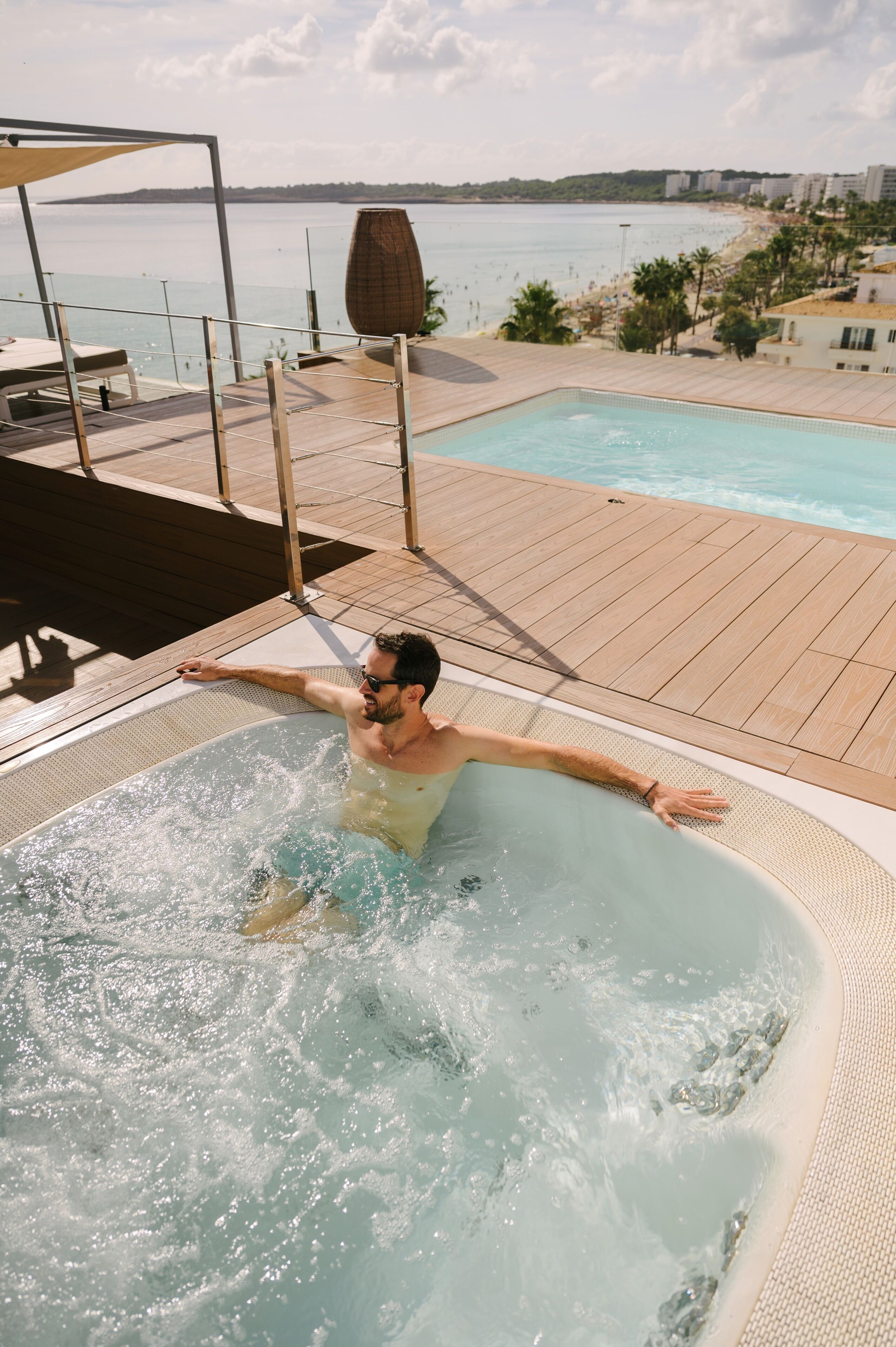 Una piscina al aire libre de temporada