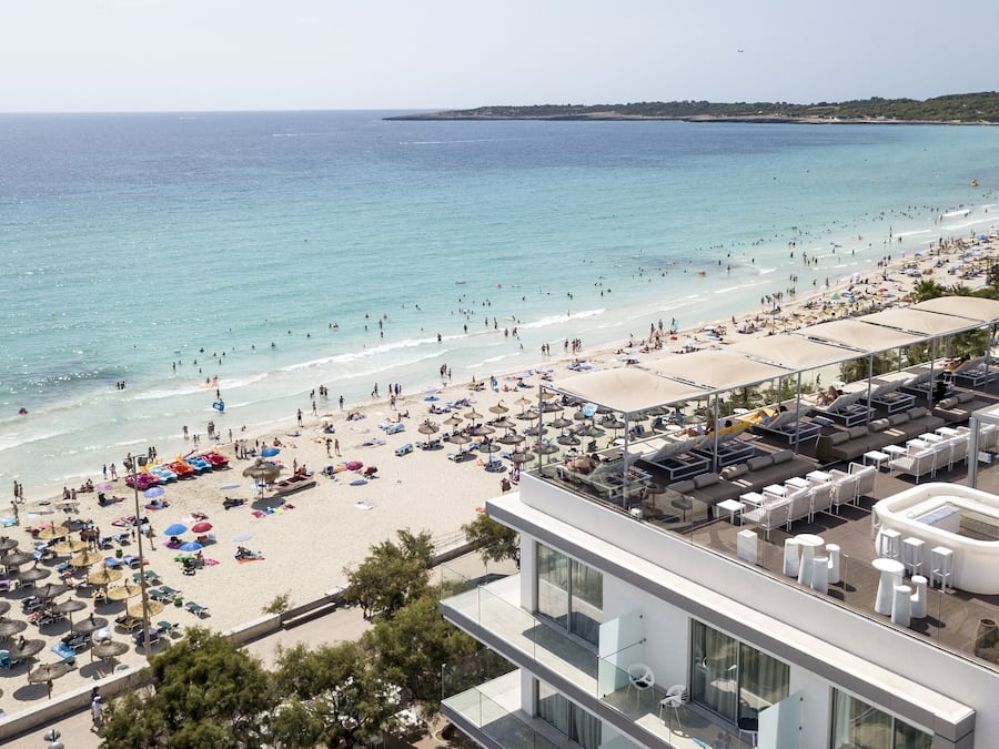 Nær stranden og hvit sand