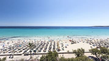 Nära stranden och vit sandstrand