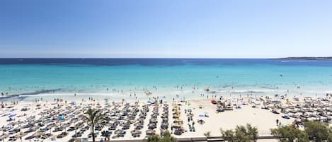 Ubicación cercana a la playa y arena blanca