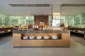 Tägliches Frühstücksbuffet gegen Gebühr