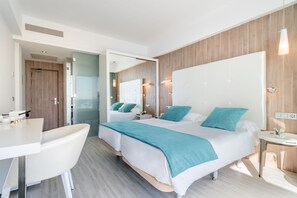 Minibar, caja de seguridad en la habitación y escritorio