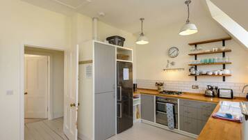 Apartment, Multiple Beds | Private kitchen | Fridge, microwave, oven, stovetop