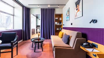 Suite superior, vista al patio | Área de sala de estar | Televisión de 200 cm con canales por cable, tablet y Netflix