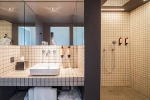 Suite Cinéma | Baño | Artículos de higiene personal ecológicos, secador de pelo y albornoces