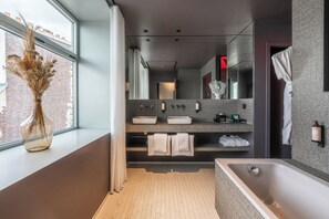 Grande Suite Cinéma | 浴室 | 环保洗浴用品、吹风机、浴袍、拖鞋
