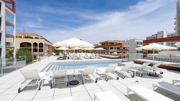 Una piscina al aire libre de temporada