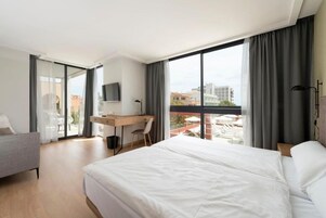 迷你吧、免费 WiFi、床单