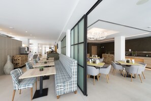 Petit déjeuner buffet (15 EUR par personne)